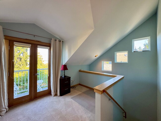 Building Photo - This gorgeous Bainbridge home is available starting mid July