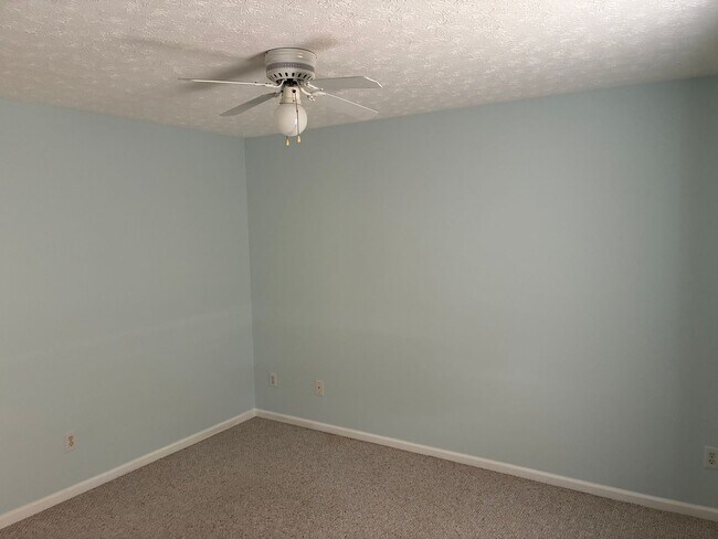 Building Photo - 3 Bed 2 Bath Newport Home Available now