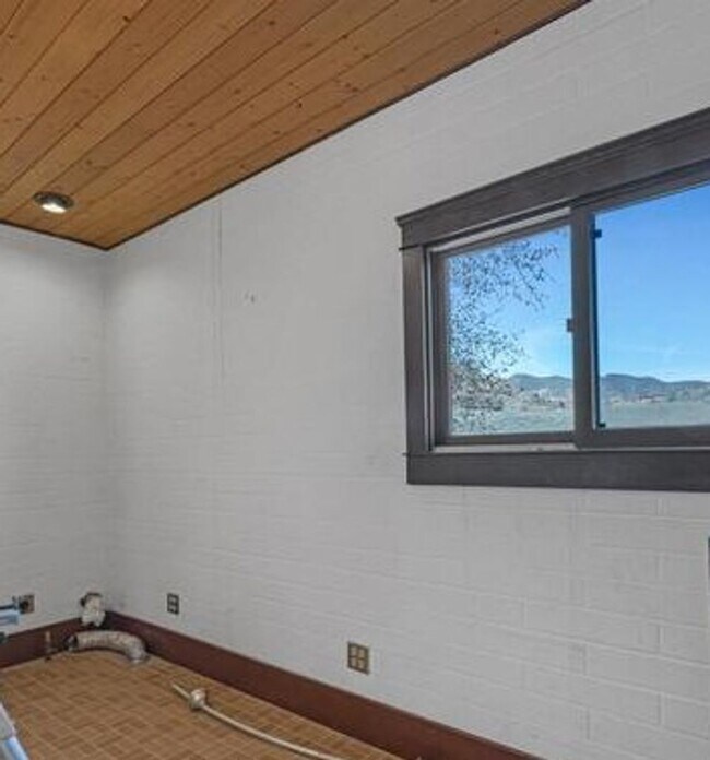 Building Photo - 3 Bedroom 1 Bath Apartment In Jerome contact Property Pros Property Management