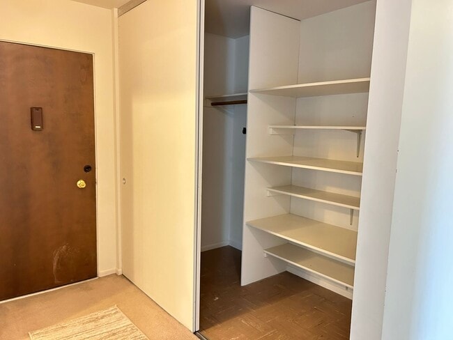 Building Photo - 2 Bed, 1 Bath Apartment at Lynnwood - Beautiful Views!!