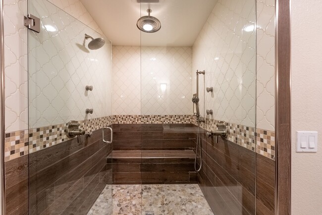 Building Photo - 2 Bedroom & 2 Bathroom