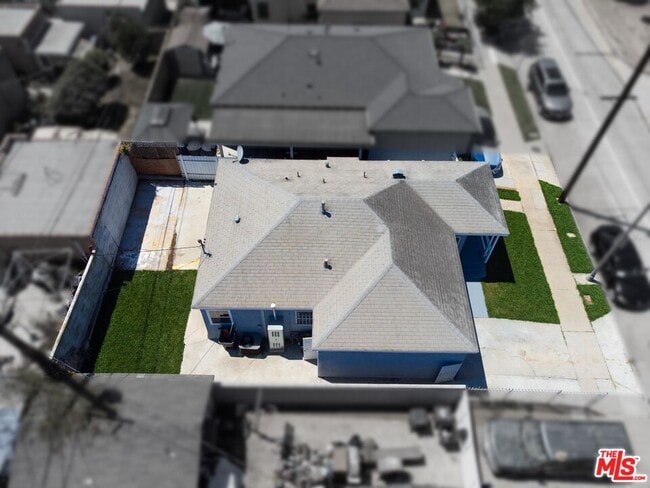 Building Photo - 820 W 98th St