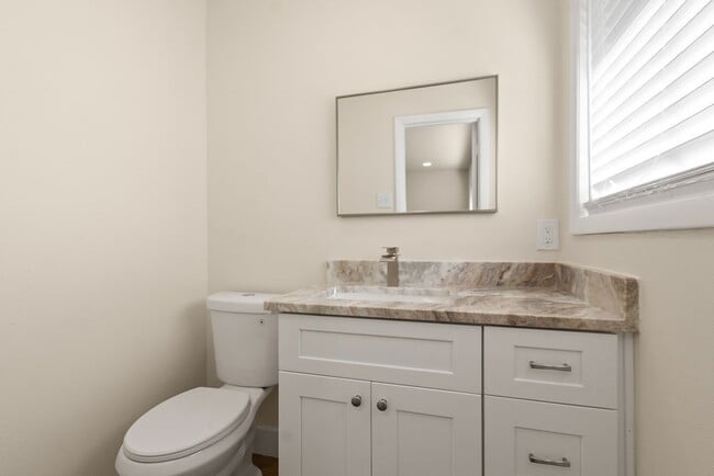 Building Photo - 821 Mark St