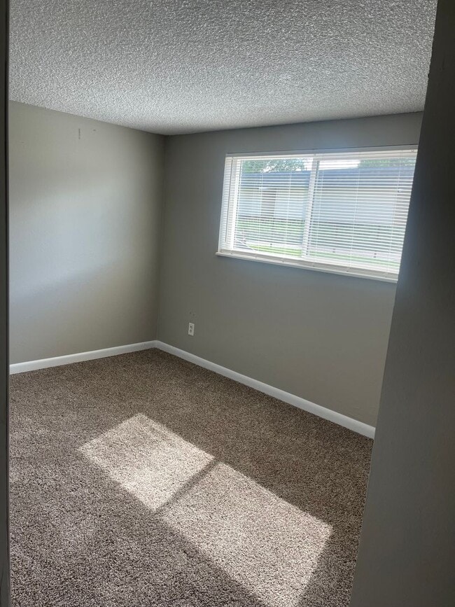 Building Photo - 3 Bedroom 2 Bathroom Condo in Applewood-Move in Ready!