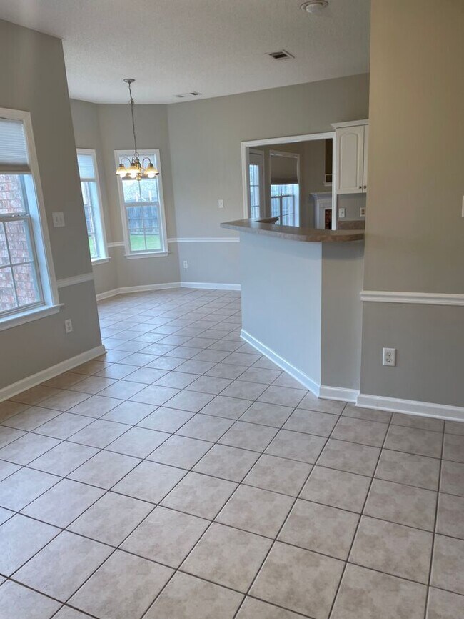 Building Photo - 4BR w/ Fenced Backyard + Garage in Lakeland