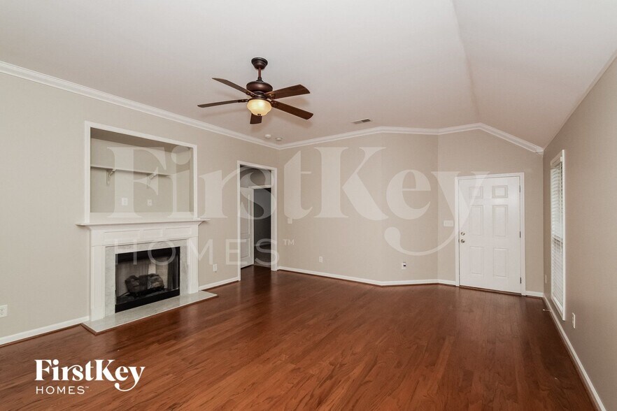 Building Photo - 316 Village Dr