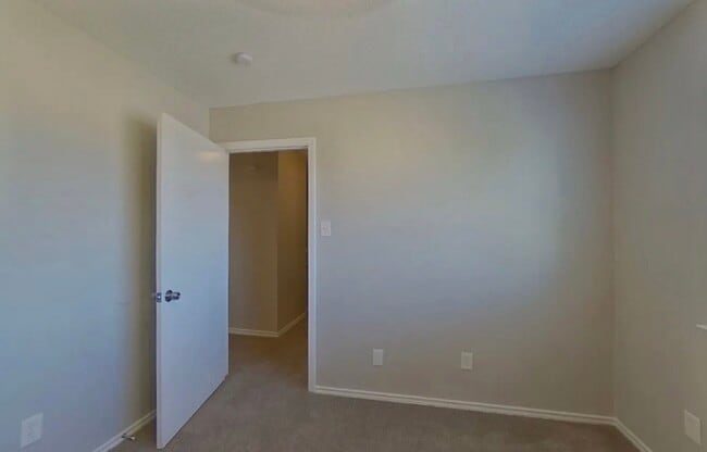 Building Photo - MOVE IN READY