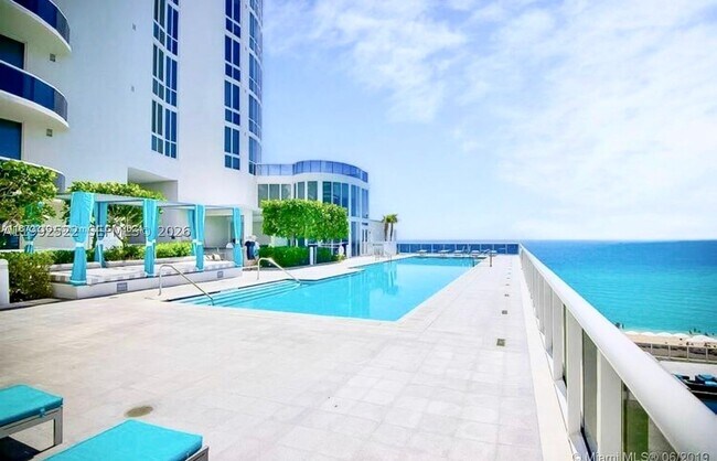 Building Photo - 16001 Collins Ave