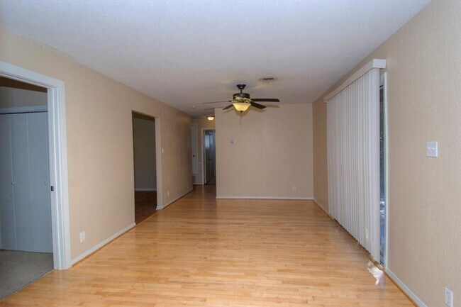 Building Photo - 2614 Little John Ln
