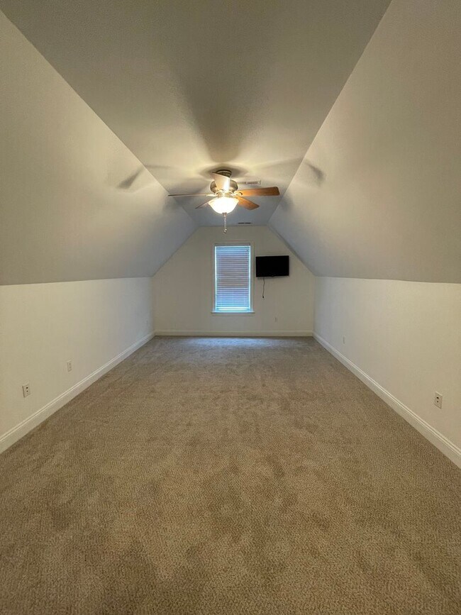 Building Photo - Move-In Incentive - $200 off first month's rent