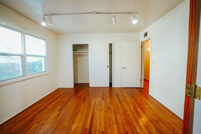 Building Photo - 1911 H St