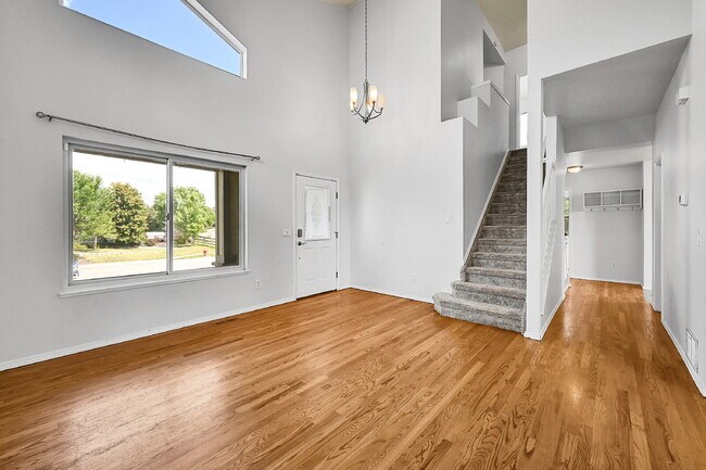 Building Photo - $2,995, 4 bed, 3.5 bath, located in Monume...
