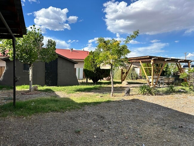 Building Photo - 607 1/2 Baca Ave