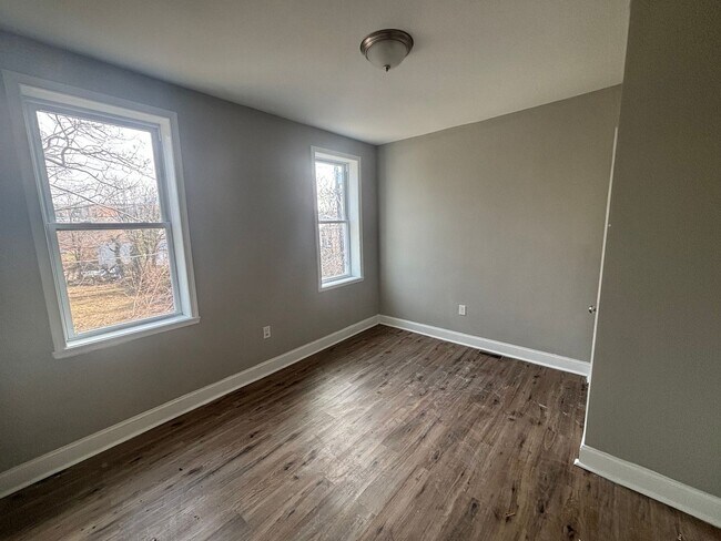 Building Photo - 3 Bedroom 2 Bathroom Townhome Available in 21216