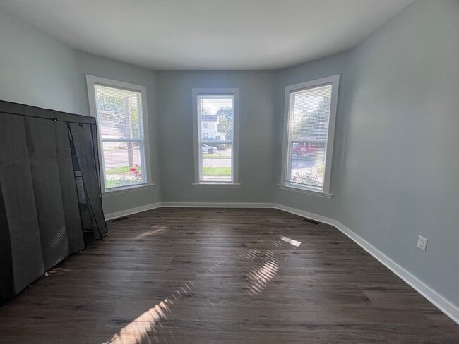 Building Photo - 3 bedroom home with main floor laundry!