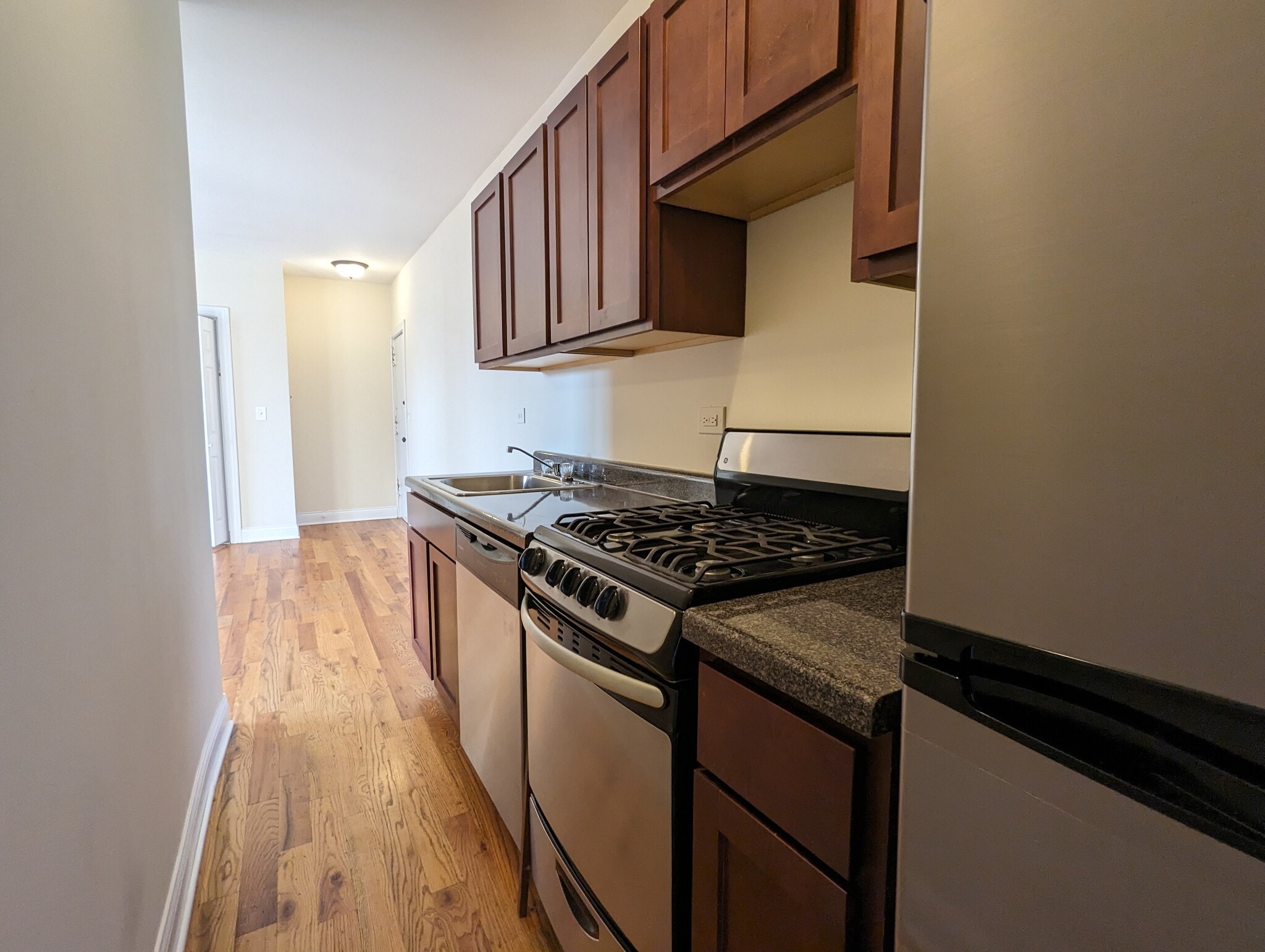 Building Photo - 953 W Cornelia Ave