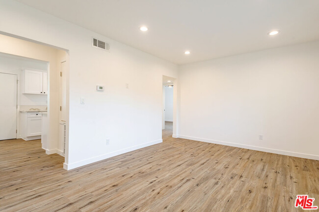 Building Photo - 1818 W Glenoaks Blvd