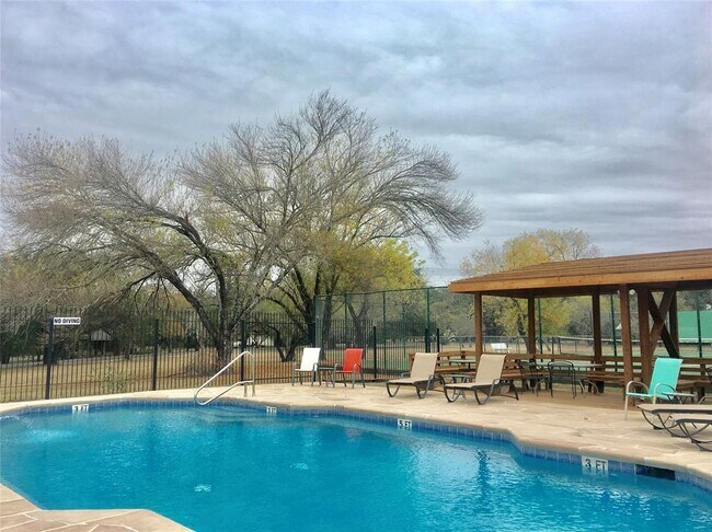 Building Photo - 418 Bedford Dr