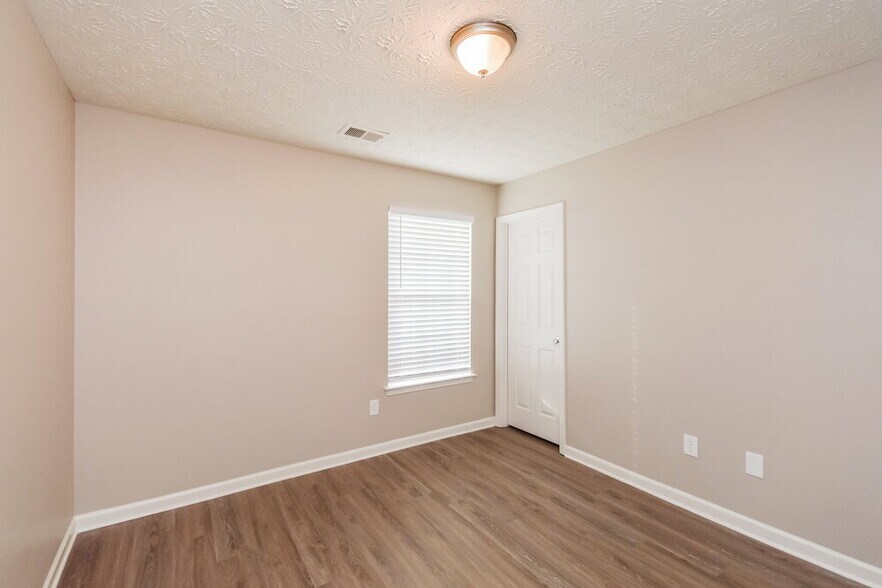 Building Photo - 80 Meadowbrook Ct