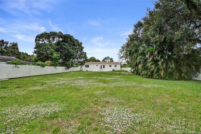 Building Photo - 5801 SW 20th St