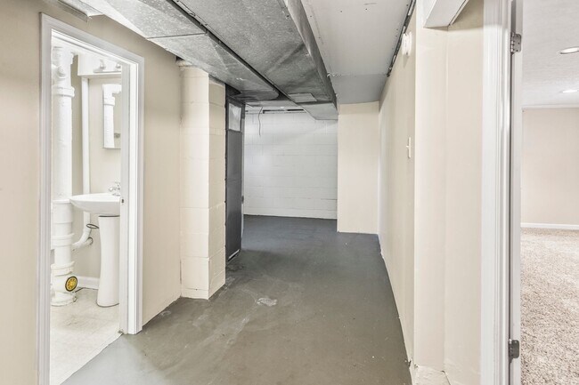 Building Photo - Charming 3Bedroom/2Bath