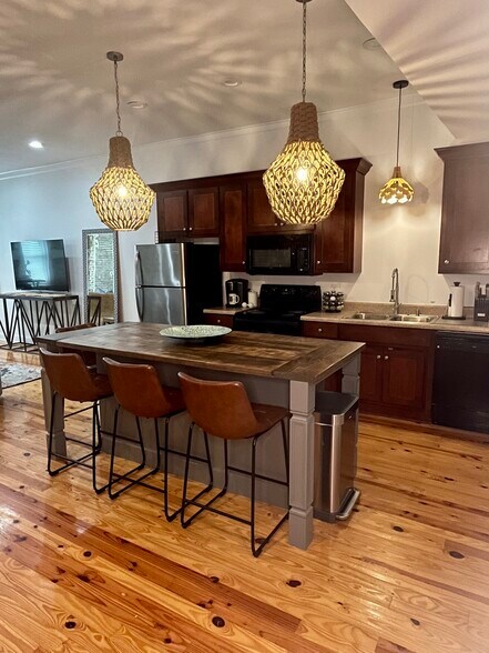 Building Photo - 9 S College St