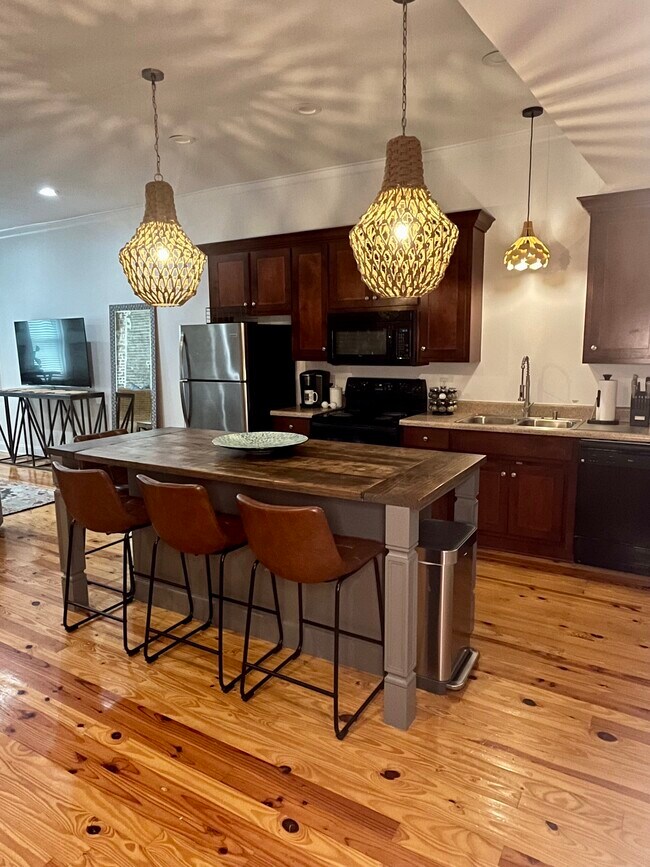 Building Photo - 9 S College St