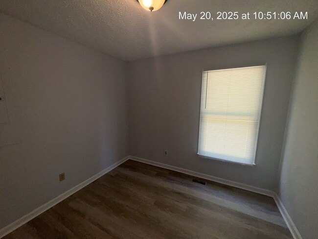 Building Photo - 1222 Skyline Dr