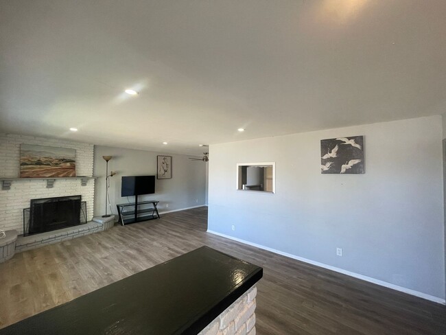 Building Photo - Quartz Hill 3 Bedroom 2 Bathroom