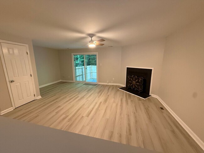 Building Photo - Beautiful Townhome in Prime Raleigh Location