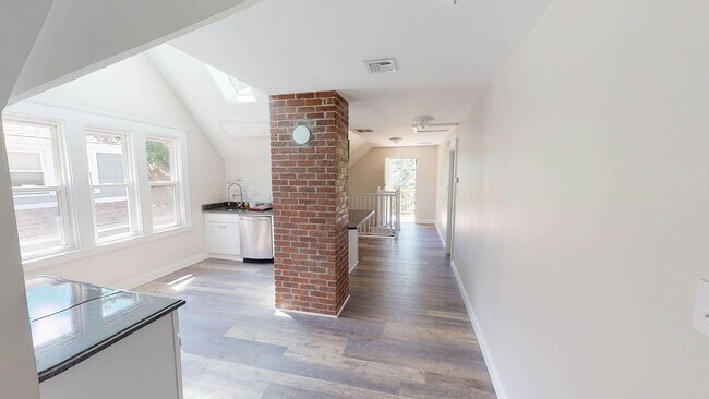 Building Photo - Beautiful Two Bedroom Apartment For Rent