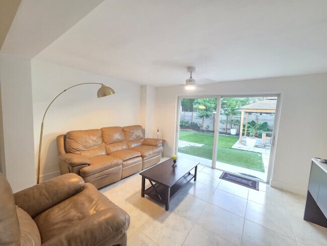 Building Photo - 806 NE 4th St