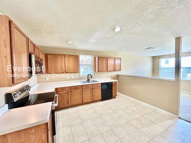 Building Photo - 4 Bed, 2 Bath Home with Fenced Yard & Garage / Available Now!
