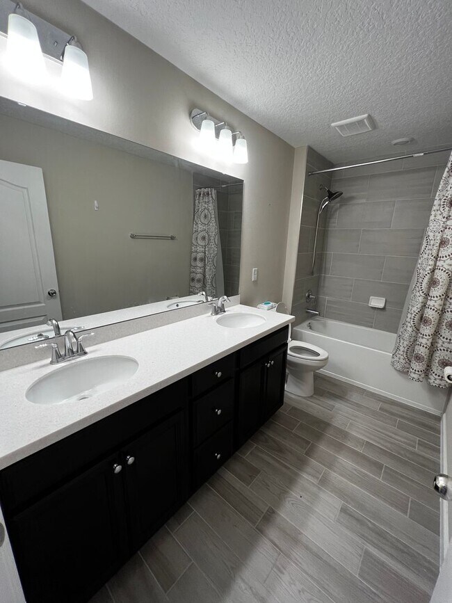 Building Photo - Beautiful 3 Bed 2.5 Bath Townhome with att...