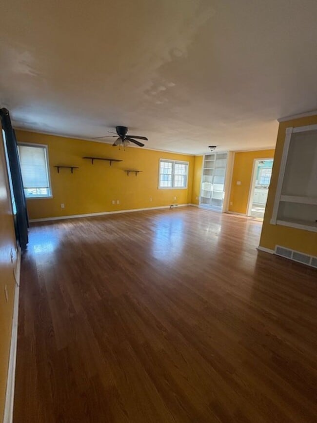 Building Photo - 2125 Brentwood Dr
