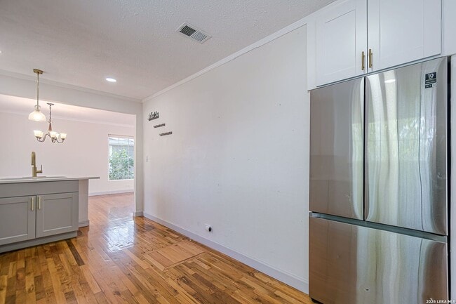 Building Photo - GORGEOUS 4-BEDROOM HOME IN TERRELL HEIGHTS