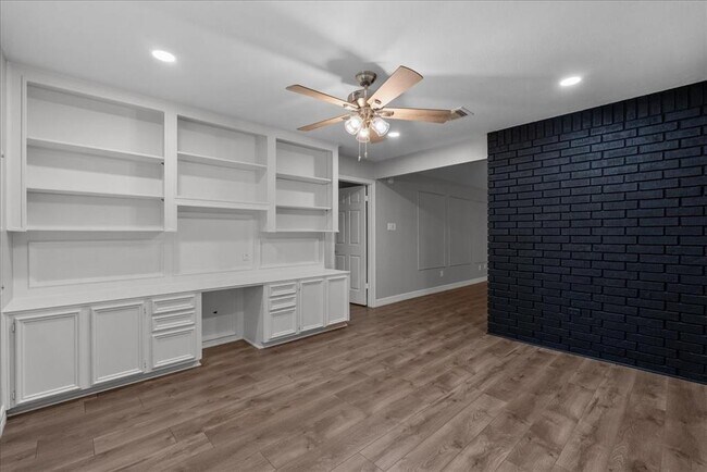 Building Photo - 2105 Murfield Dr