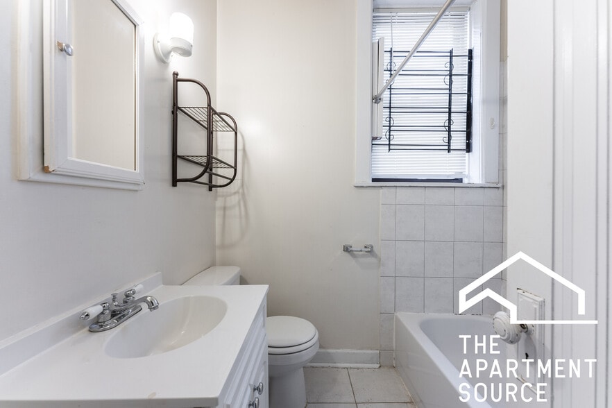 Building Photo - 3321 N Lakewood Ave