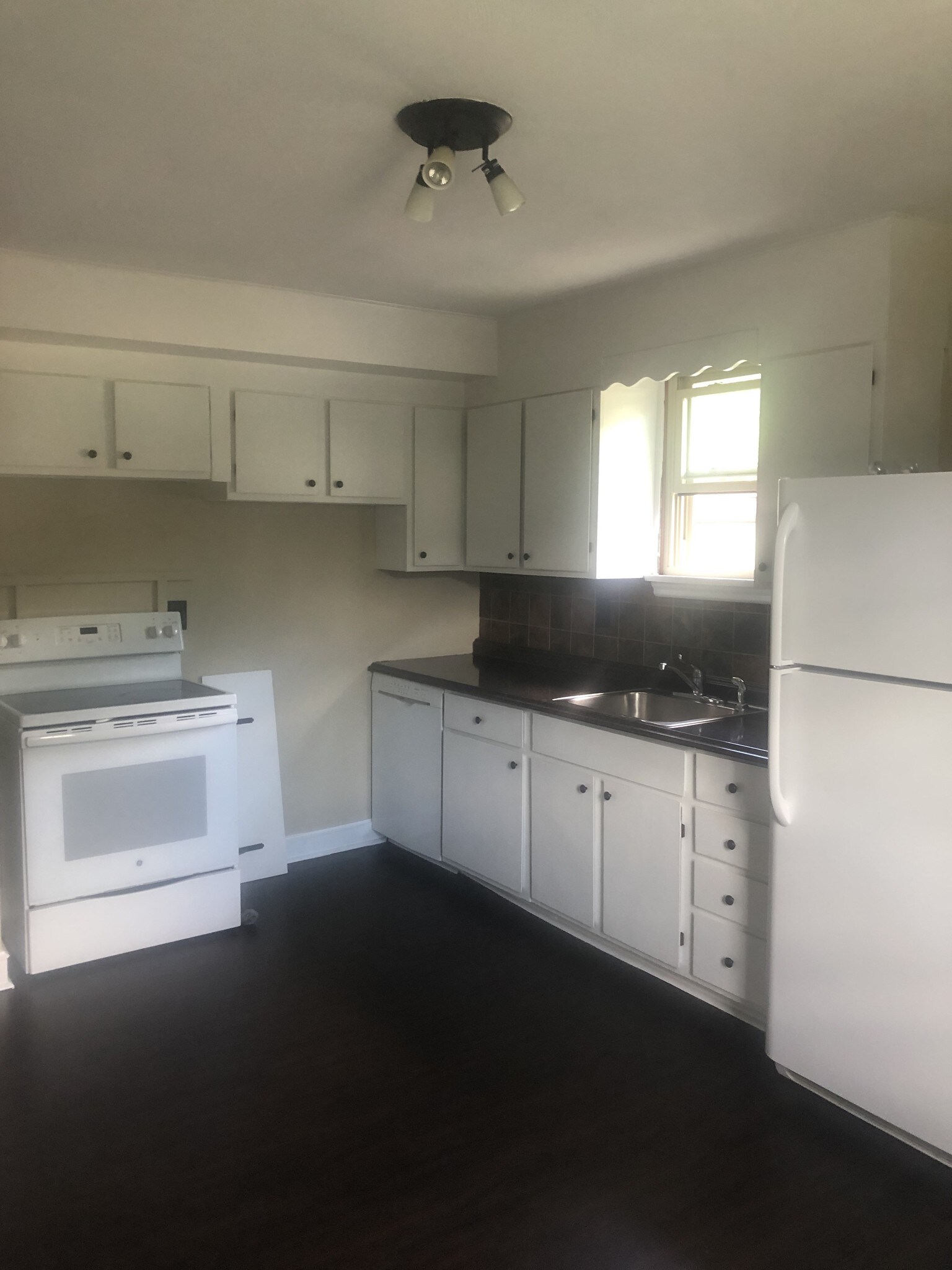 Kitchen - 730 Clevio St