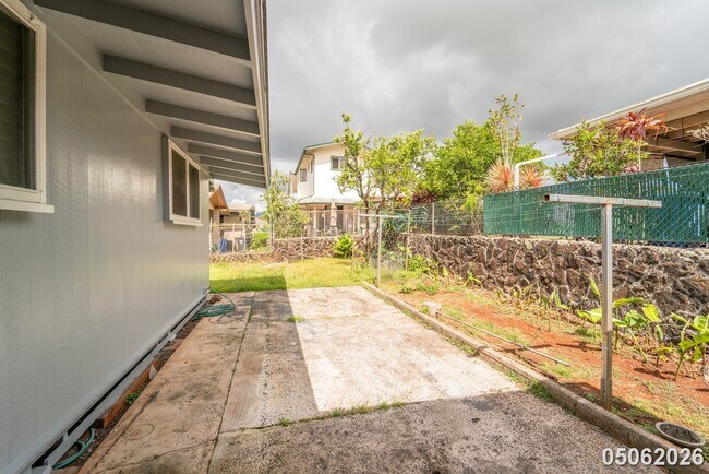 Building Photo - Available Now! 3 BD / 1.5 BA / 2 carport parking in Wahiawa