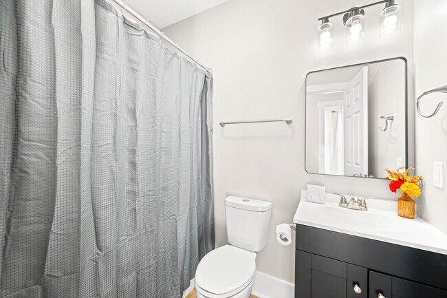 Building Photo - 639 Maple St