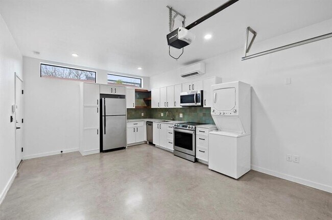 Building Photo - 1100 Brass St