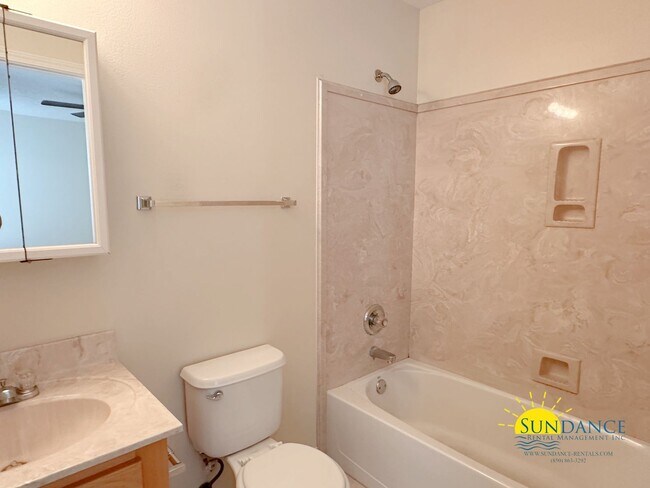Building Photo - Lovely 2 Bedroom Unit in Navarre