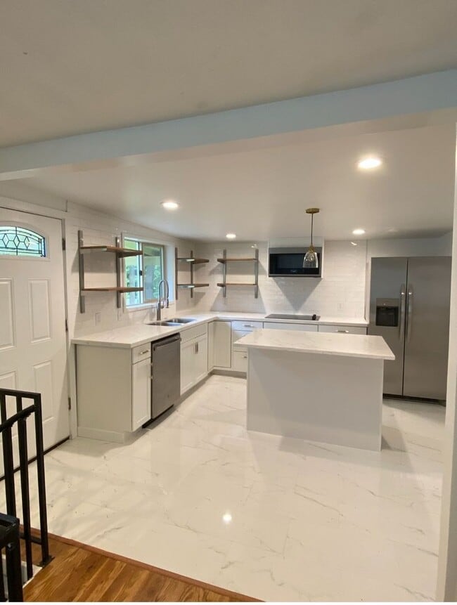 Building Photo - Newly Renovated 3 Bedroom in Renton Highlands