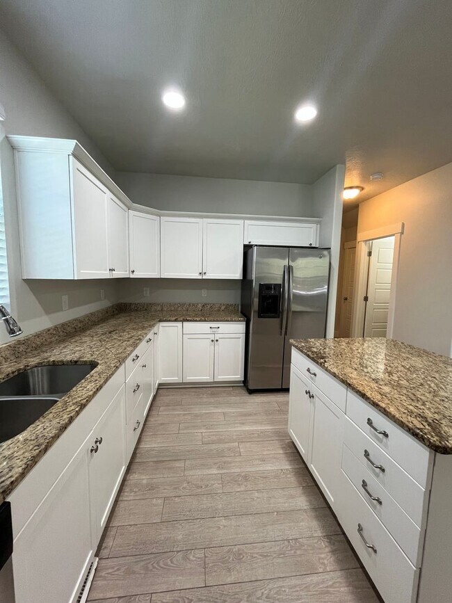 Building Photo - Spacious 3 Bed, 2.5 Bath Townhome in Pleasant Grove- Available Early July