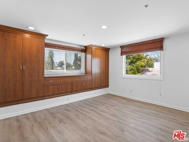 Building Photo - 112 Elm Dr