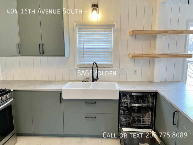 Building Photo - 404 16th Ave S