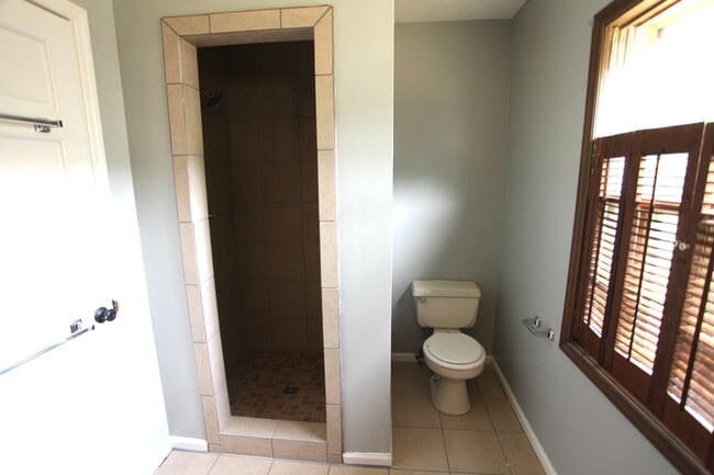 Building Photo - Remodeled 5bed/3.5 Bath House!