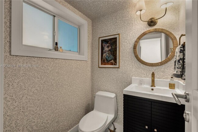 Building Photo - 6011 N Bayshore Dr