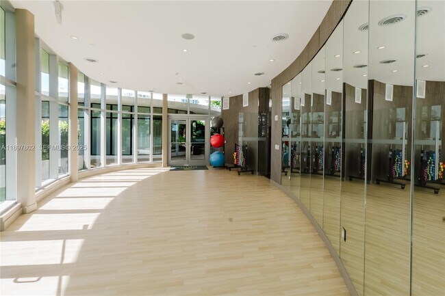 Building Photo - 700 NE 24th St